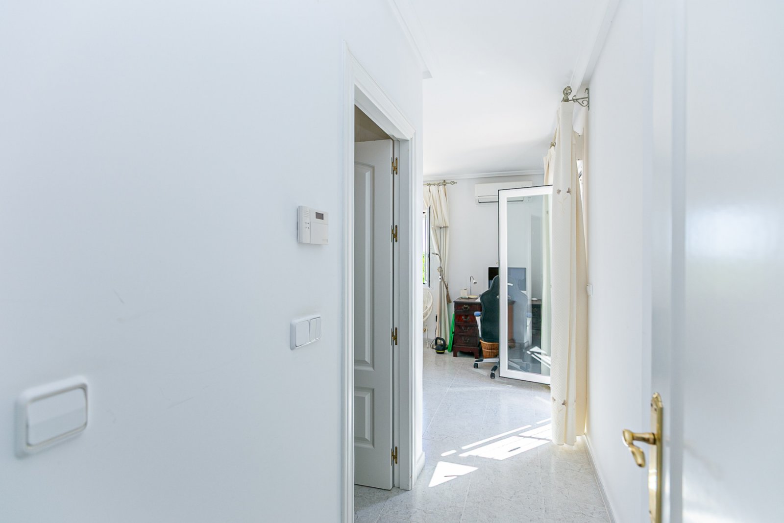 Wir freuen uns, Ihnen diese herrliche Villa mit 4 Schlafzimmern und 2,5 Bädern präsentieren zu dürfen, die sich in erster Linie am renommierten Golfp