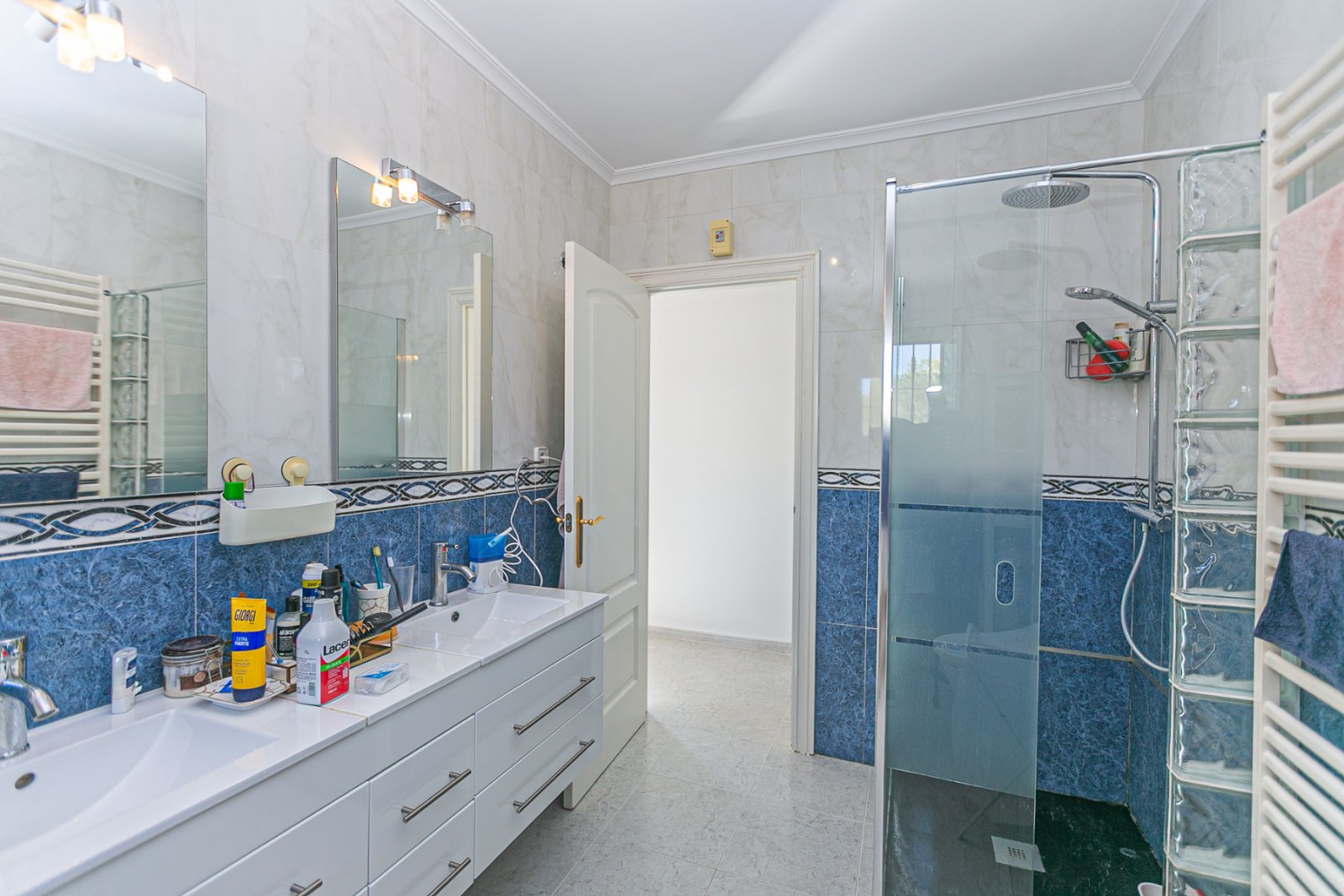 Wir freuen uns, Ihnen diese herrliche Villa mit 4 Schlafzimmern und 2,5 Bädern präsentieren zu dürfen, die sich in erster Linie am renommierten Golfp