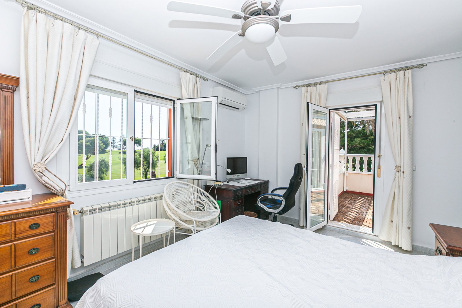 Wir freuen uns, Ihnen diese herrliche Villa mit 4 Schlafzimmern und 2,5 Bädern präsentieren zu dürfen, die sich in erster Linie am renommierten Golfp