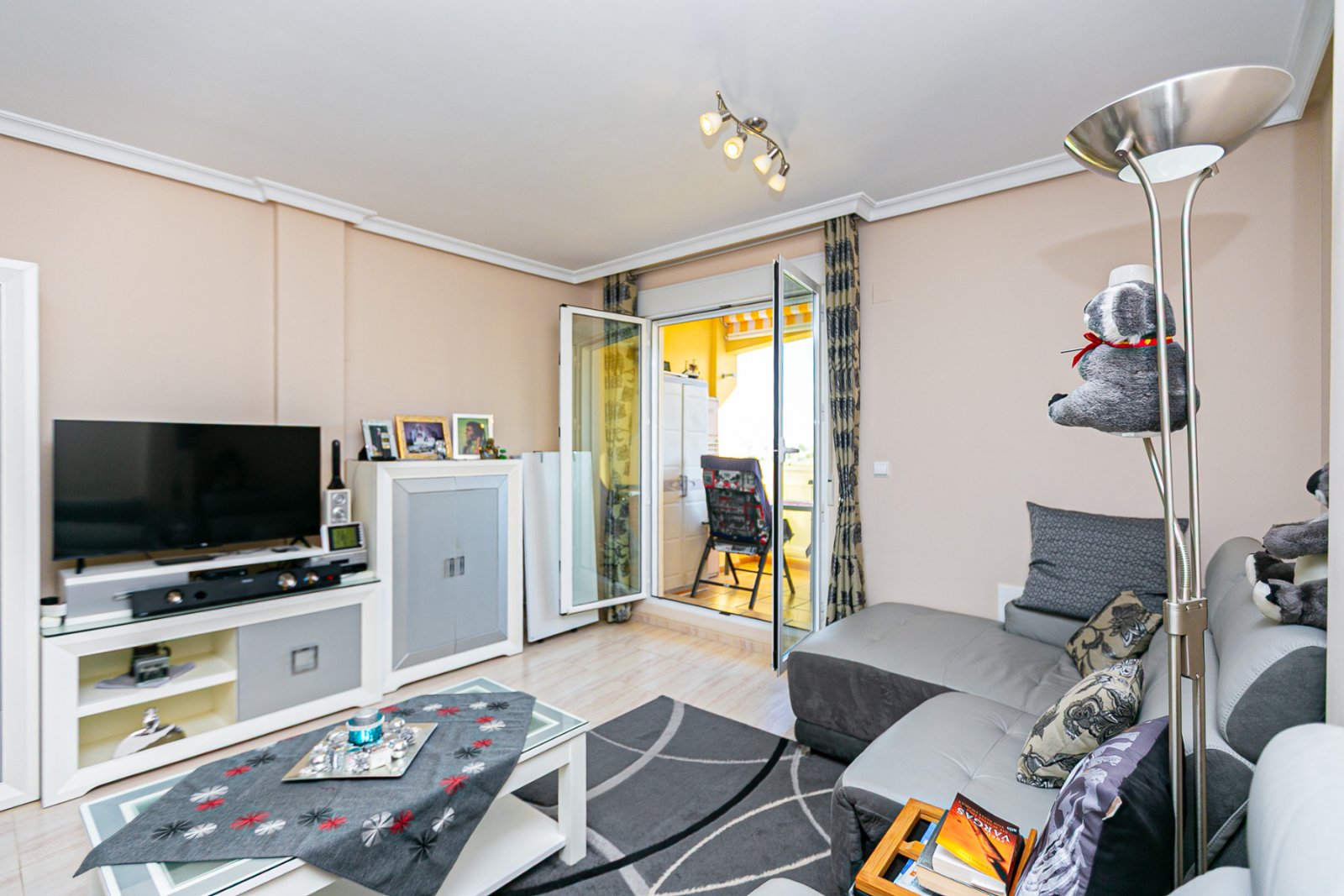 Diese makellose Wohnung im ersten Stock besticht durch ihr modernes Design, hochwertige Ausstattungen und ihren ausgezeichneten Erhaltungszustand – e