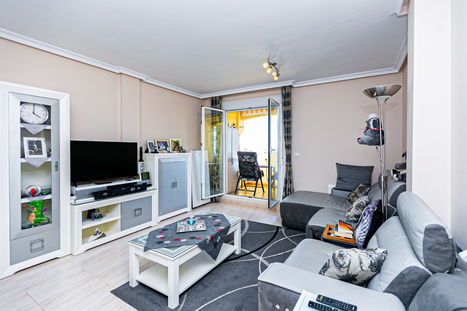 Diese makellose Wohnung im ersten Stock besticht durch ihr modernes Design, hochwertige Ausstattungen und ihren ausgezeichneten Erhaltungszustand – e