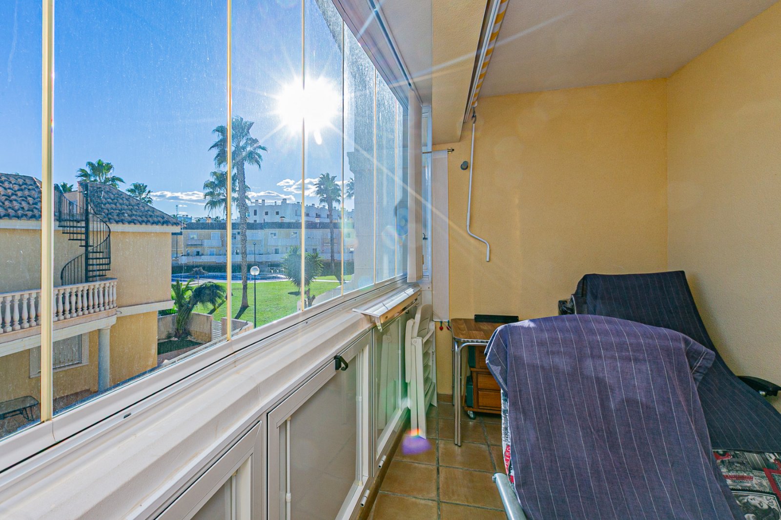 Diese makellose Wohnung im ersten Stock besticht durch ihr modernes Design, hochwertige Ausstattungen und ihren ausgezeichneten Erhaltungszustand – e