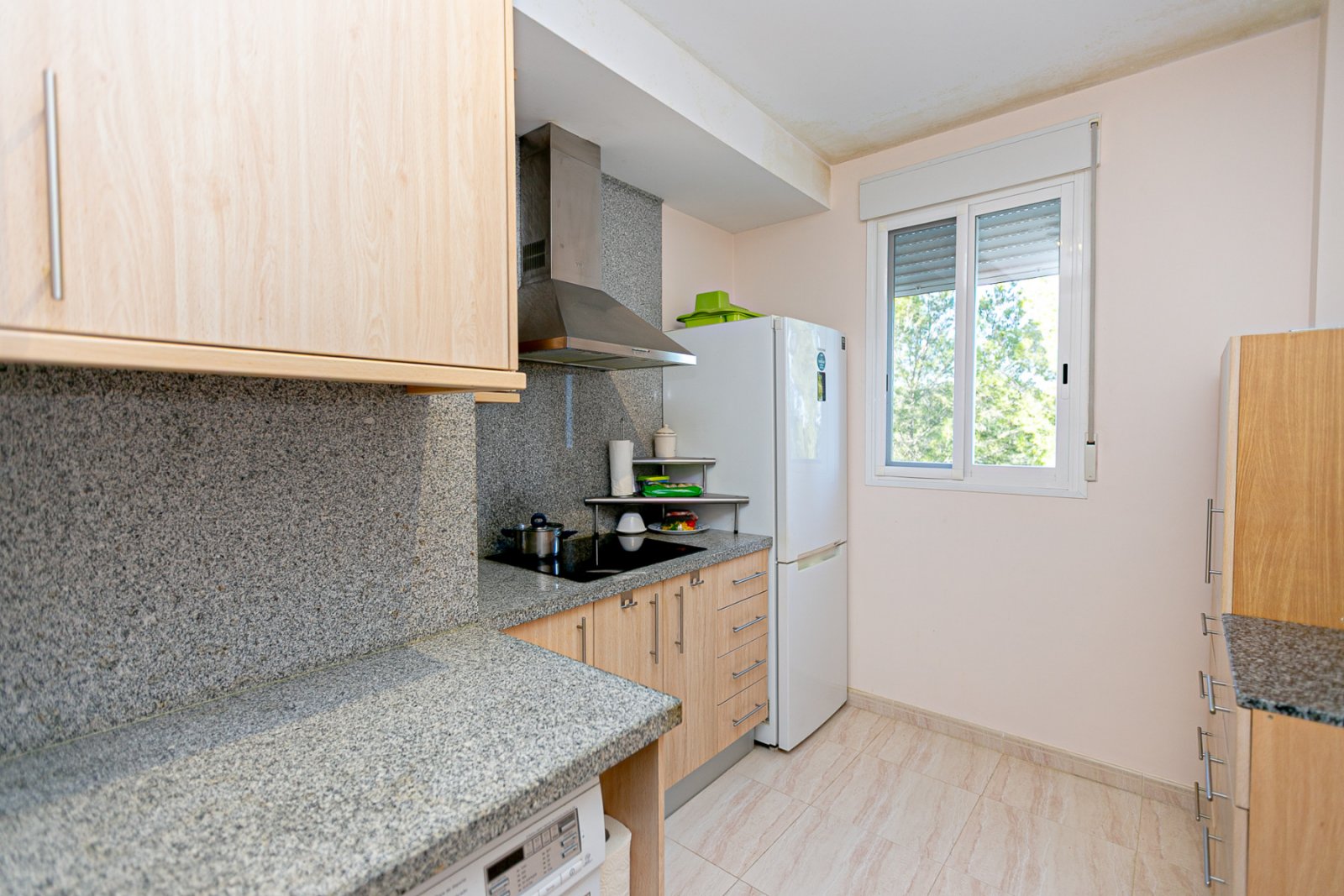 Diese makellose Wohnung im ersten Stock besticht durch ihr modernes Design, hochwertige Ausstattungen und ihren ausgezeichneten Erhaltungszustand – e