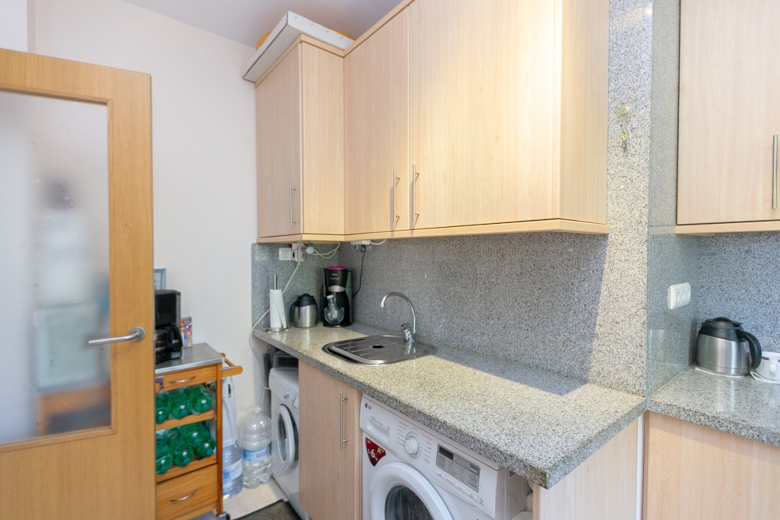 Diese makellose Wohnung im ersten Stock besticht durch ihr modernes Design, hochwertige Ausstattungen und ihren ausgezeichneten Erhaltungszustand – e