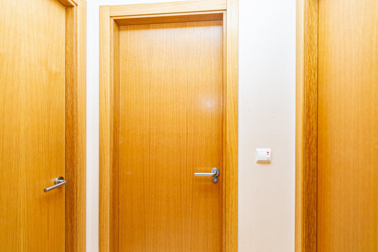 Diese makellose Wohnung im ersten Stock besticht durch ihr modernes Design, hochwertige Ausstattungen und ihren ausgezeichneten Erhaltungszustand – e