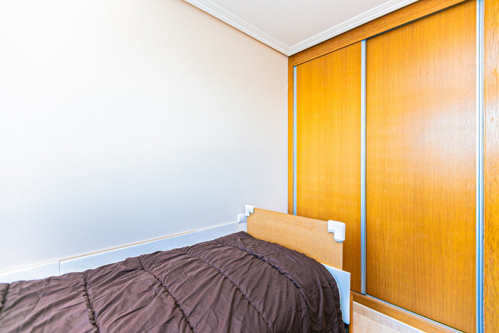 Diese makellose Wohnung im ersten Stock besticht durch ihr modernes Design, hochwertige Ausstattungen und ihren ausgezeichneten Erhaltungszustand – e