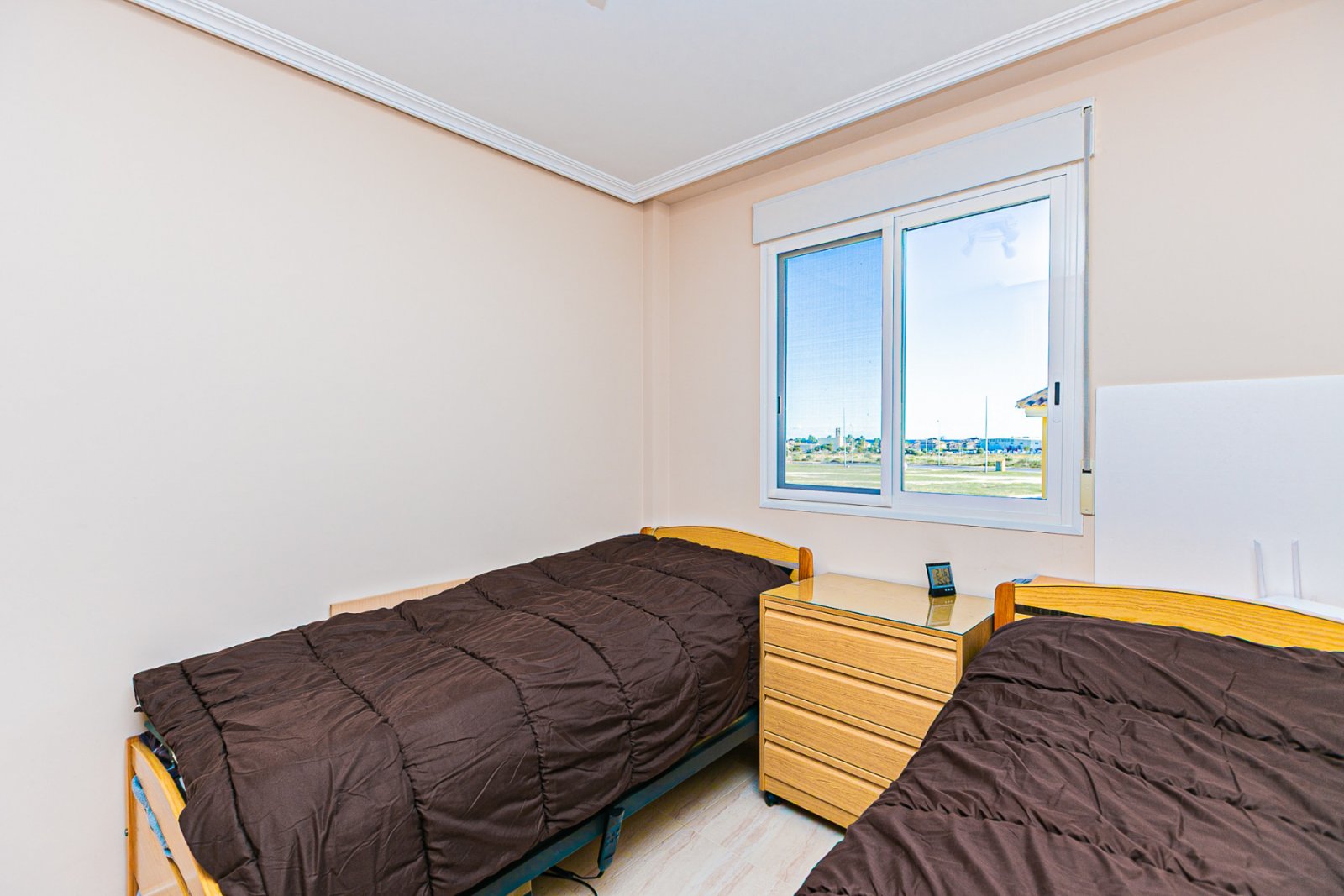 Diese makellose Wohnung im ersten Stock besticht durch ihr modernes Design, hochwertige Ausstattungen und ihren ausgezeichneten Erhaltungszustand – e
