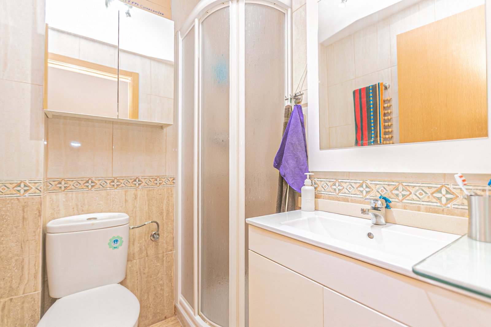Diese makellose Wohnung im ersten Stock besticht durch ihr modernes Design, hochwertige Ausstattungen und ihren ausgezeichneten Erhaltungszustand – e