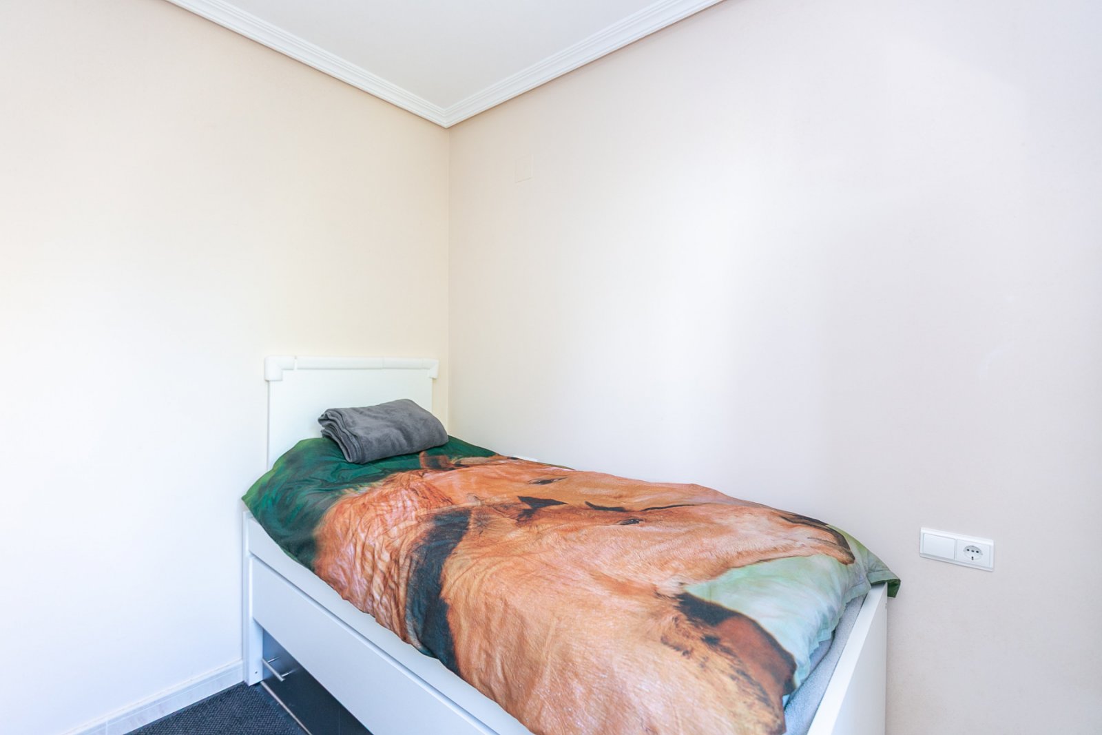 Diese makellose Wohnung im ersten Stock besticht durch ihr modernes Design, hochwertige Ausstattungen und ihren ausgezeichneten Erhaltungszustand – e