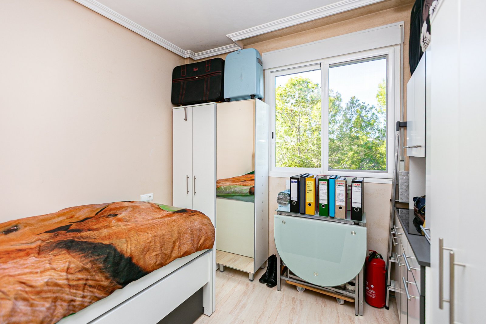 Diese makellose Wohnung im ersten Stock besticht durch ihr modernes Design, hochwertige Ausstattungen und ihren ausgezeichneten Erhaltungszustand – e