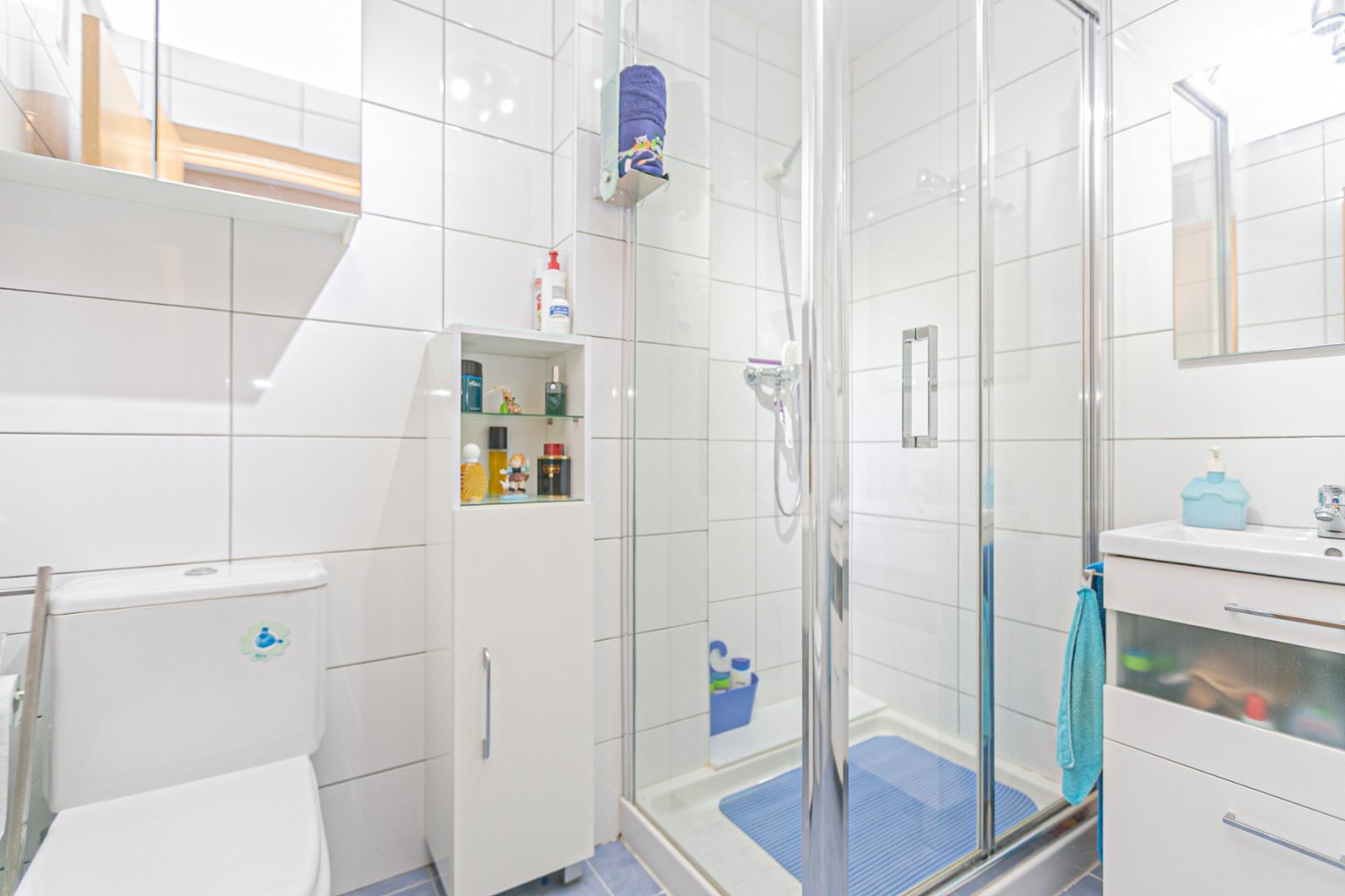Diese makellose Wohnung im ersten Stock besticht durch ihr modernes Design, hochwertige Ausstattungen und ihren ausgezeichneten Erhaltungszustand – e
