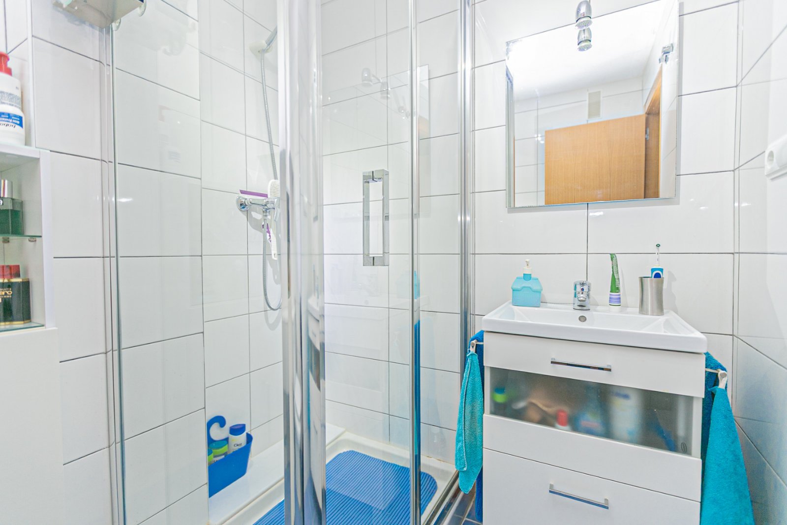 Diese makellose Wohnung im ersten Stock besticht durch ihr modernes Design, hochwertige Ausstattungen und ihren ausgezeichneten Erhaltungszustand – e