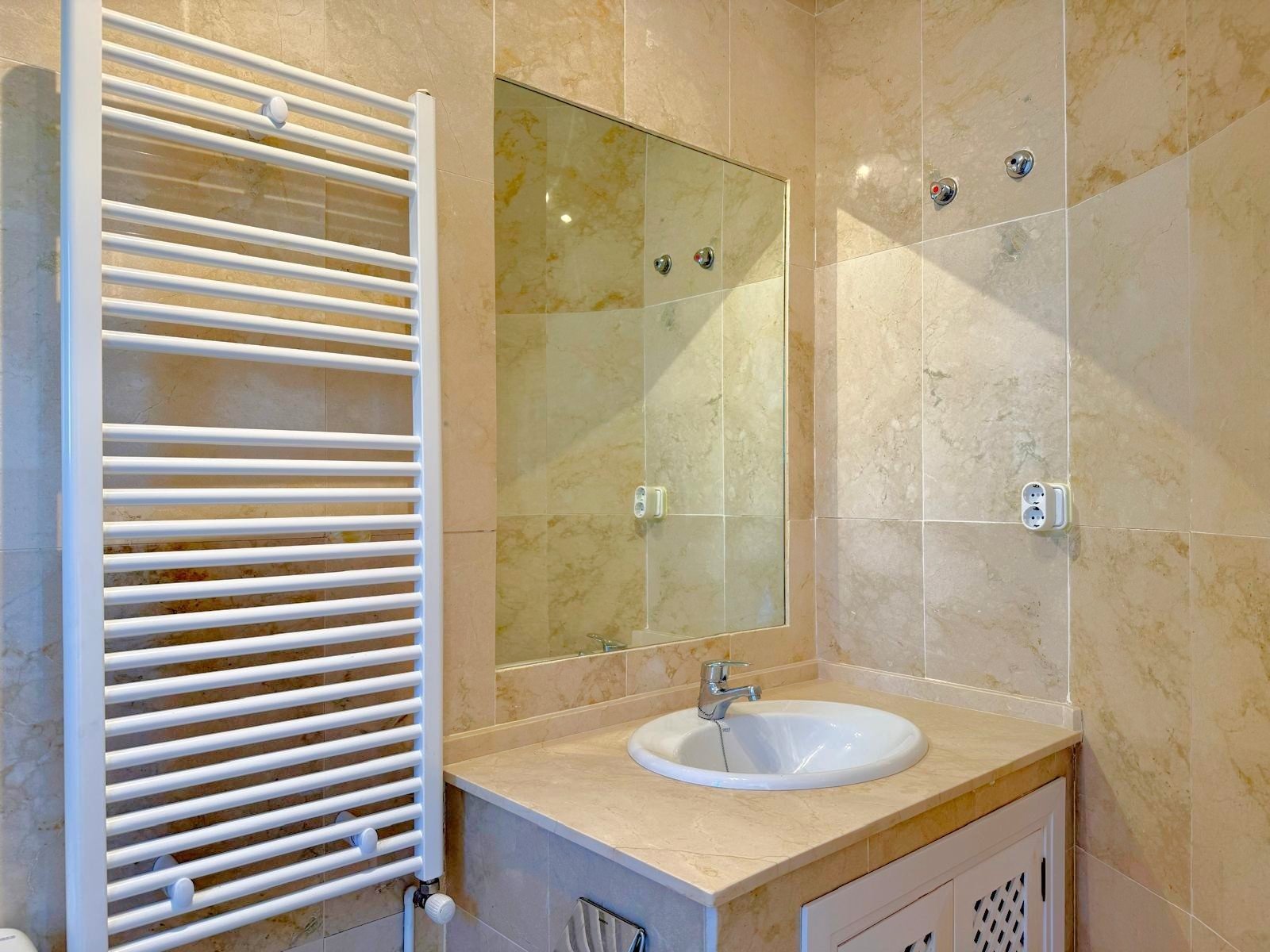 On a plot of 505 m2 with a large garden, outdoor eating area and private salt water swimming pool with a newly installed pump
The