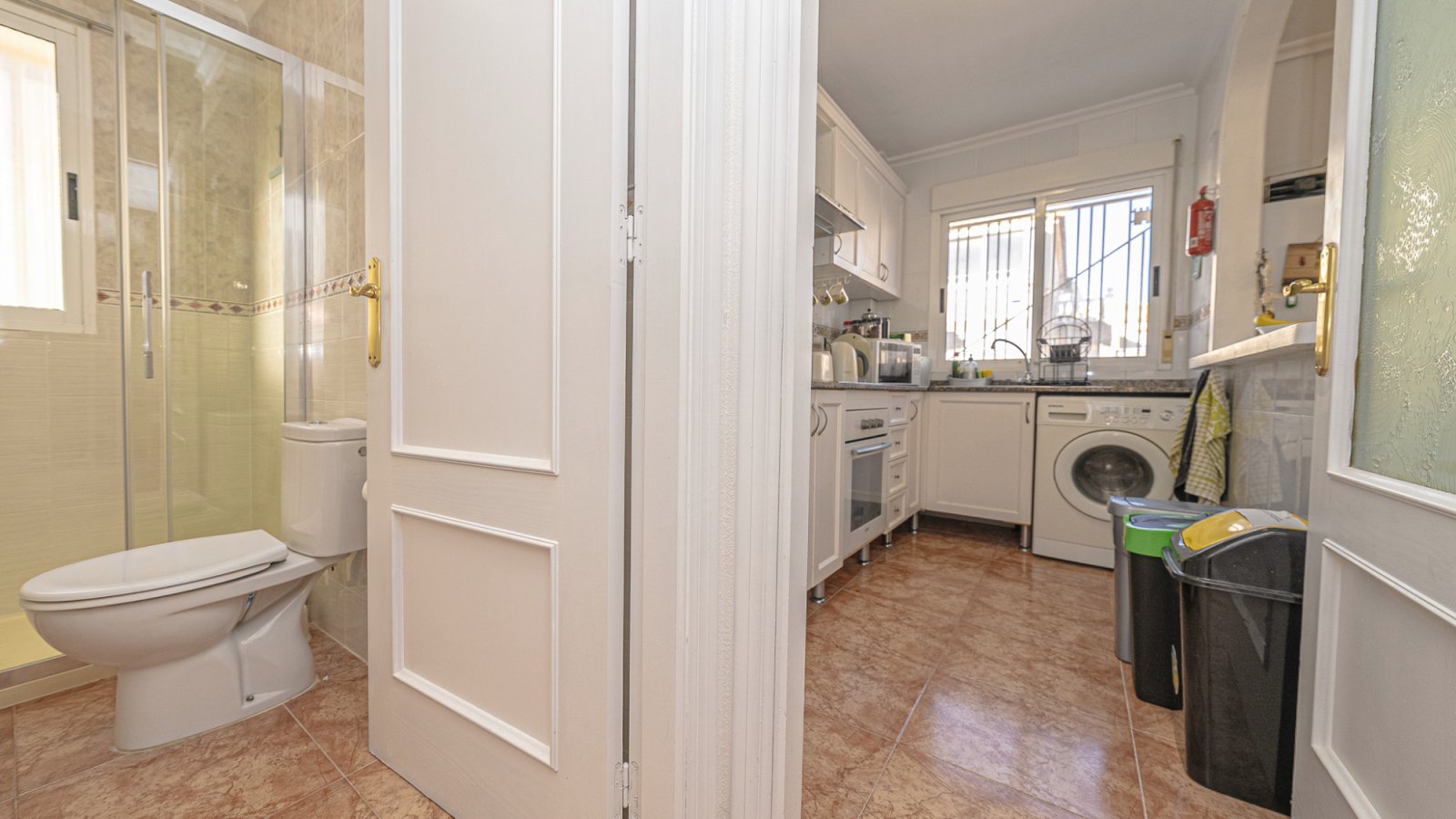 Diese gepflegte Vierfamilienvilla mit drei Schlafzimmern und zwei Badezimmern befindet sich in der begehrten Gegend von La Regia, Cabo Roig. Das im J