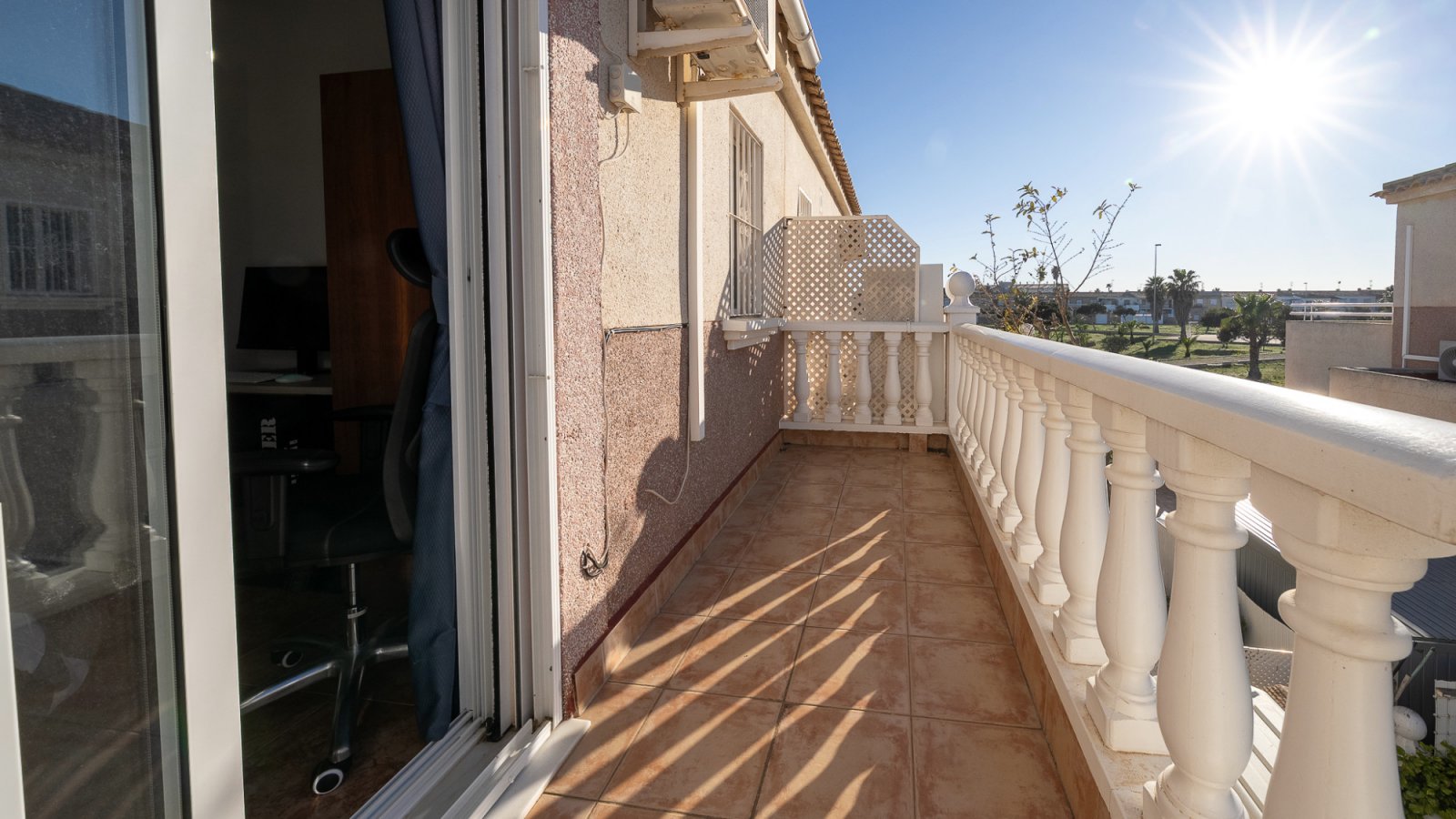Diese gepflegte Vierfamilienvilla mit drei Schlafzimmern und zwei Badezimmern befindet sich in der begehrten Gegend von La Regia, Cabo Roig. Das im J