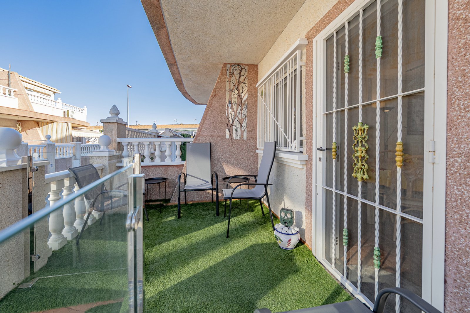 Diese gepflegte Vierfamilienvilla mit drei Schlafzimmern und zwei Badezimmern befindet sich in der begehrten Gegend von La Regia, Cabo Roig. Das im J