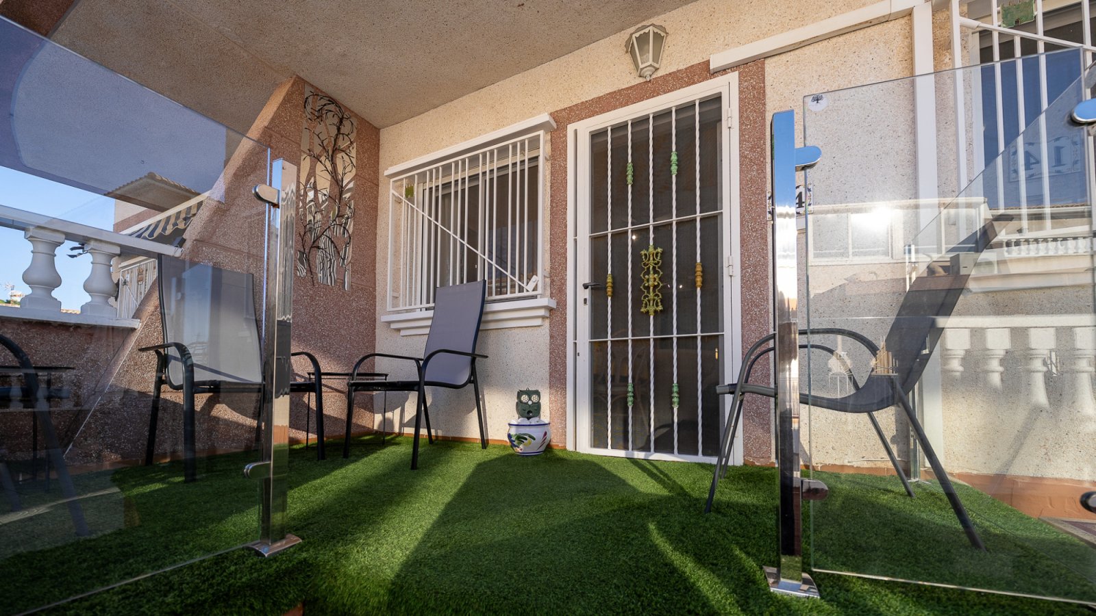 Diese gepflegte Vierfamilienvilla mit drei Schlafzimmern und zwei Badezimmern befindet sich in der begehrten Gegend von La Regia, Cabo Roig. Das im J