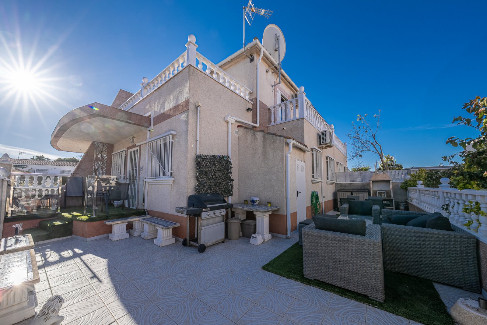Diese gepflegte Vierfamilienvilla mit drei Schlafzimmern und zwei Badezimmern befindet sich in der begehrten Gegend von La Regia, Cabo Roig. Das im J