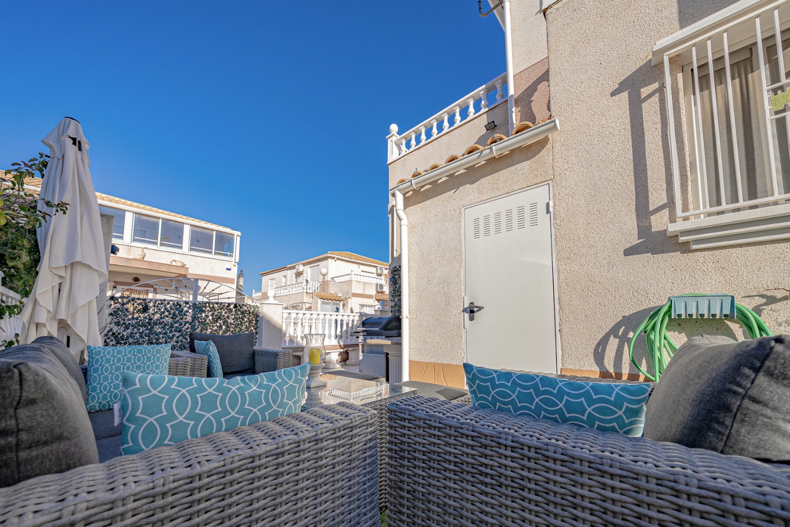 Diese gepflegte Vierfamilienvilla mit drei Schlafzimmern und zwei Badezimmern befindet sich in der begehrten Gegend von La Regia, Cabo Roig. Das im J