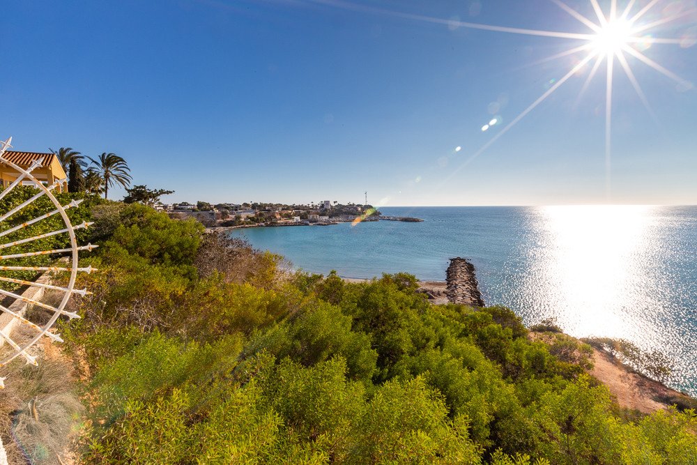 Diese gepflegte Vierfamilienvilla mit drei Schlafzimmern und zwei Badezimmern befindet sich in der begehrten Gegend von La Regia, Cabo Roig. Das im J
