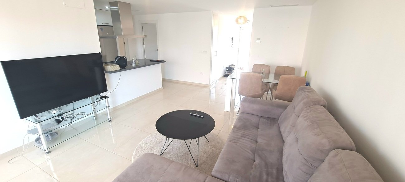 Treten Sie ein in diese wunderschön präsentierte Wohnung im zweiten Stock im begehrten Viertel Los Dolses, die Komfort, Stil und mediterranes Lebensg