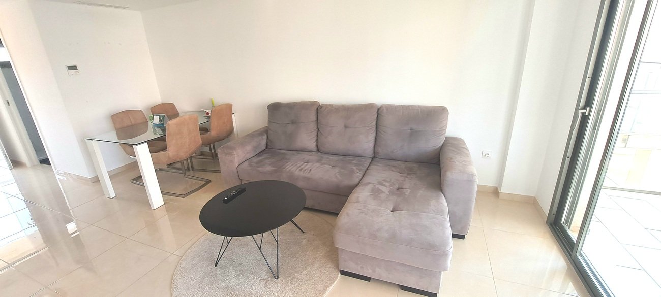 Treten Sie ein in diese wunderschön präsentierte Wohnung im zweiten Stock im begehrten Viertel Los Dolses, die Komfort, Stil und mediterranes Lebensg