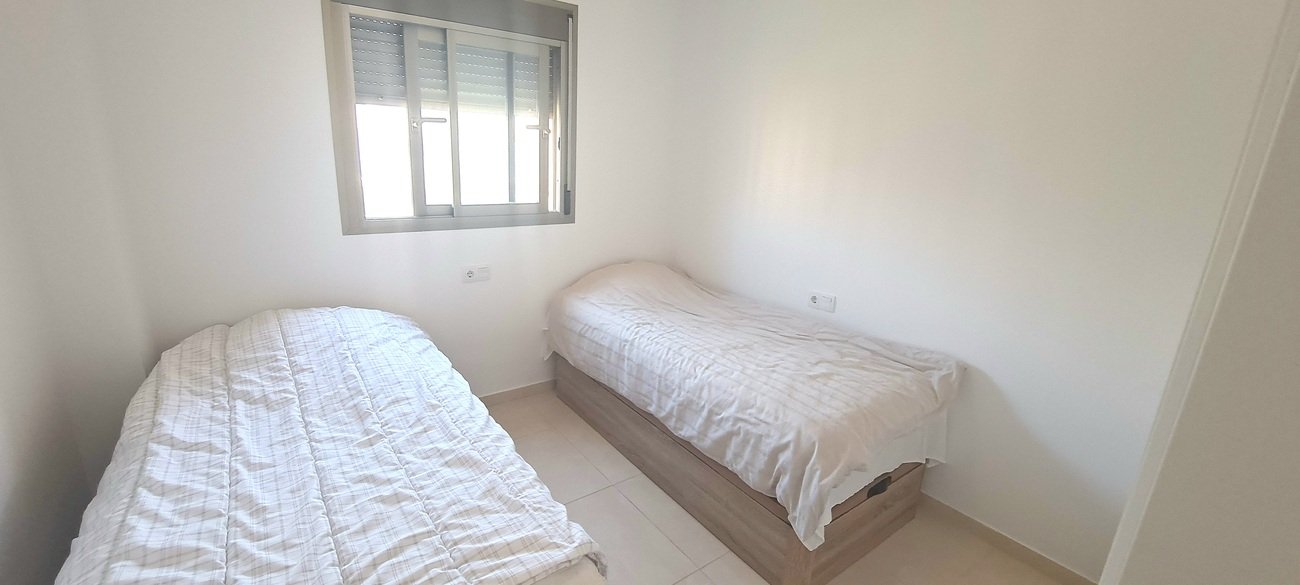 Treten Sie ein in diese wunderschön präsentierte Wohnung im zweiten Stock im begehrten Viertel Los Dolses, die Komfort, Stil und mediterranes Lebensg
