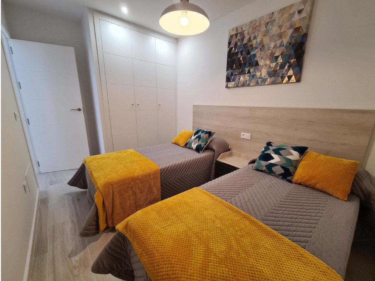 Ubicada en la tranquila localidad de Avileses, esta exclusiva colección de 5 adosados ofrece un entorno ideal para quienes buscan un hogar en un ento