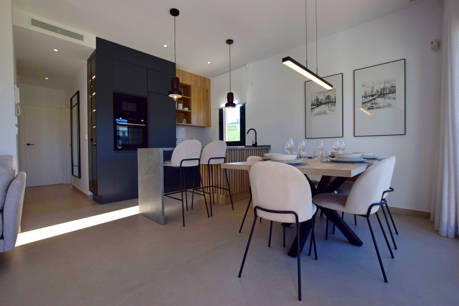 Im prestigeträchtigen Condado de Alhama gelegen, bietet diese Wohnanlage eine exklusive Auswahl von 21 Immobilien, darunter Apartments, Erdgeschosse