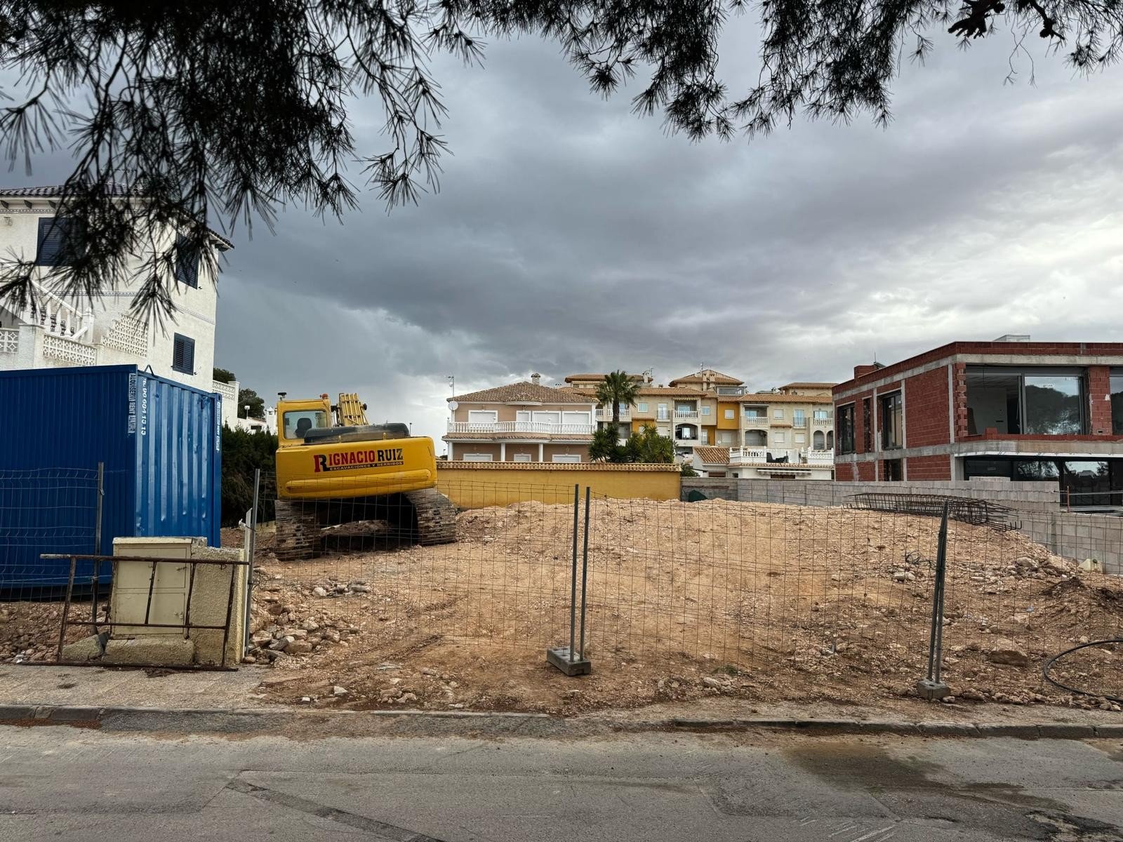 Welcome to a unique 700 square meter plot of land for sale in the prestigious area of La Zenia! This plot presents a perfect opportunity to create y