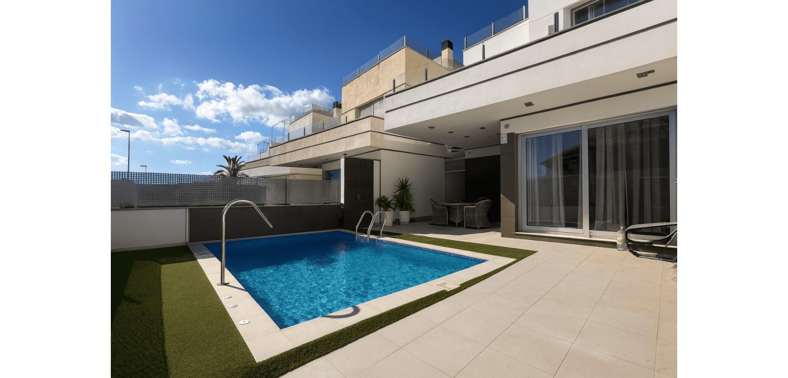 


Entdecken Sie dieses gepflegte freistehende Haus in der begehrten Gegend Lomas de Cabo Roig /