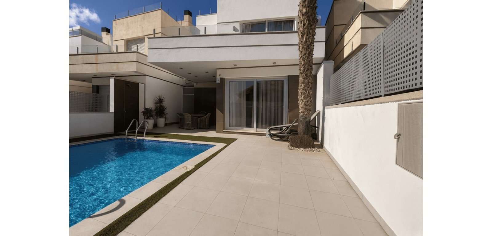 


Entdecken Sie dieses gepflegte freistehende Haus in der begehrten Gegend Lomas de Cabo Roig /