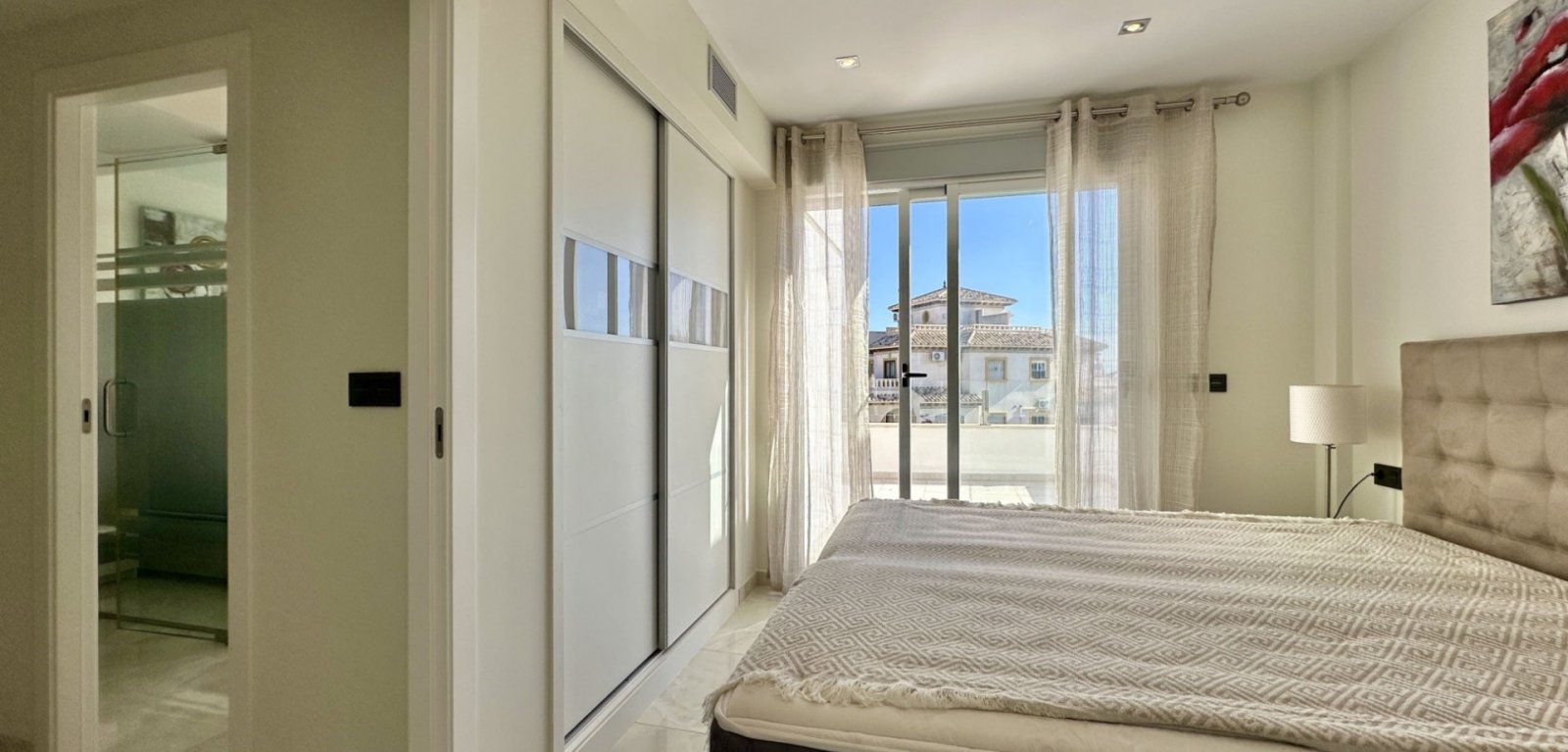 


Entdecken Sie dieses gepflegte freistehende Haus in der begehrten Gegend Lomas de Cabo Roig /
