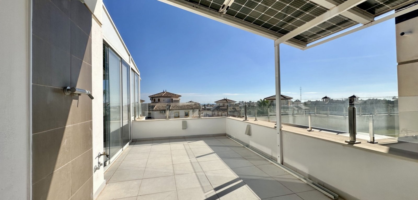 


Entdecken Sie dieses gepflegte freistehende Haus in der begehrten Gegend Lomas de Cabo Roig /