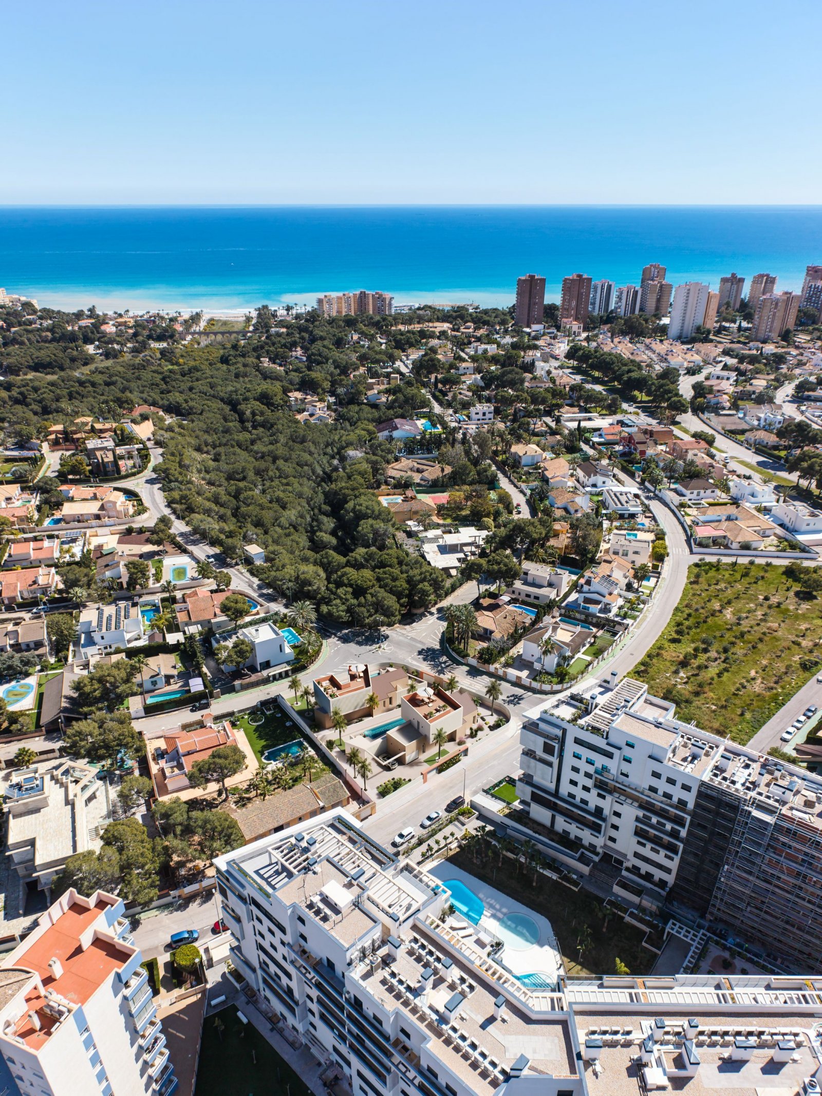In der exklusiven Gegend von Dehesa de Campoamor gelegen, bieten diese Villen eine privilegierte Umgebung nur 1 km vom Meer entfernt. Mit modernem un
