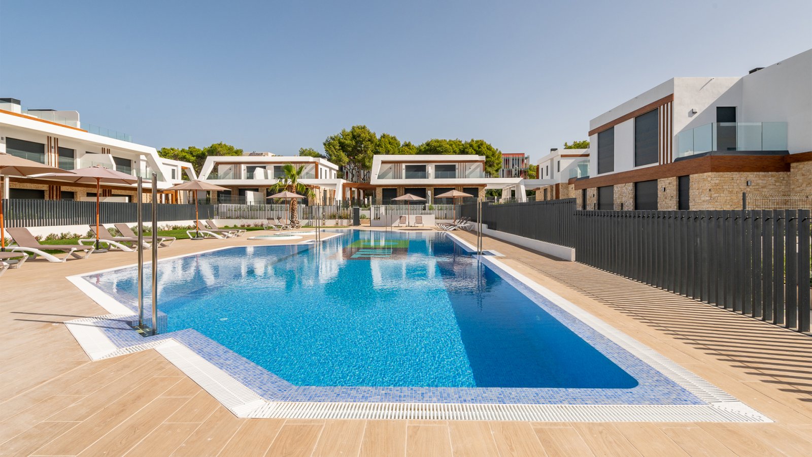  Luz de Cala Ratjada ist ein luxuriöses Wohnprojekt im östlichsten Teil der Insel Mallorca, in der Gemeinde Cala Rajtada und in einer einzigartigen Um 