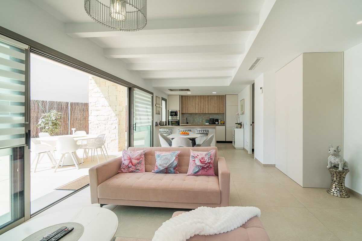 ✨ Modern Single-Storey Villa: Swimming Pool, Sea Views and Close to Zenia Boulevard Discover this delightful contemporary villa, ideally situated in