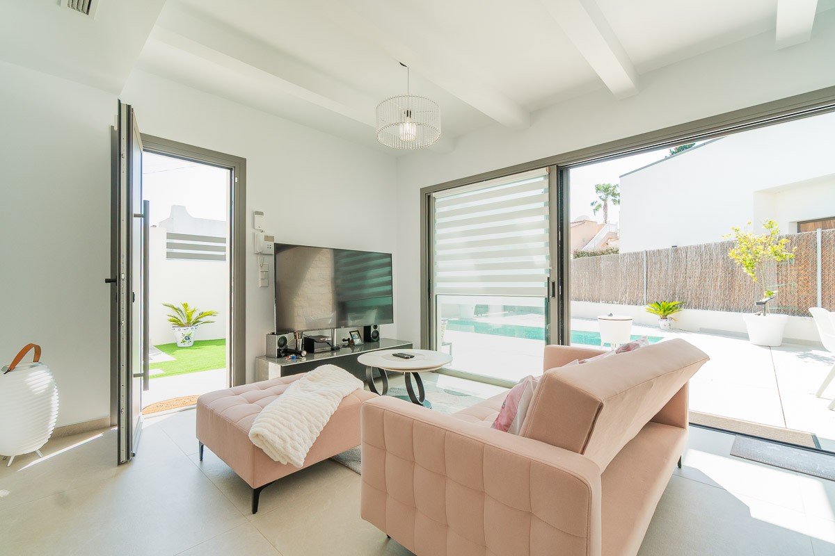 ✨ Modern Single-Storey Villa: Swimming Pool, Sea Views and Close to Zenia Boulevard Discover this delightful contemporary villa, ideally situated in