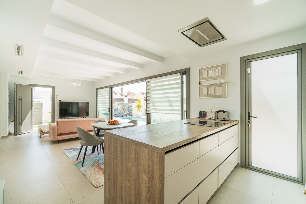 ✨ Modern Single-Storey Villa: Swimming Pool, Sea Views and Close to Zenia Boulevard Discover this delightful contemporary villa, ideally situated in