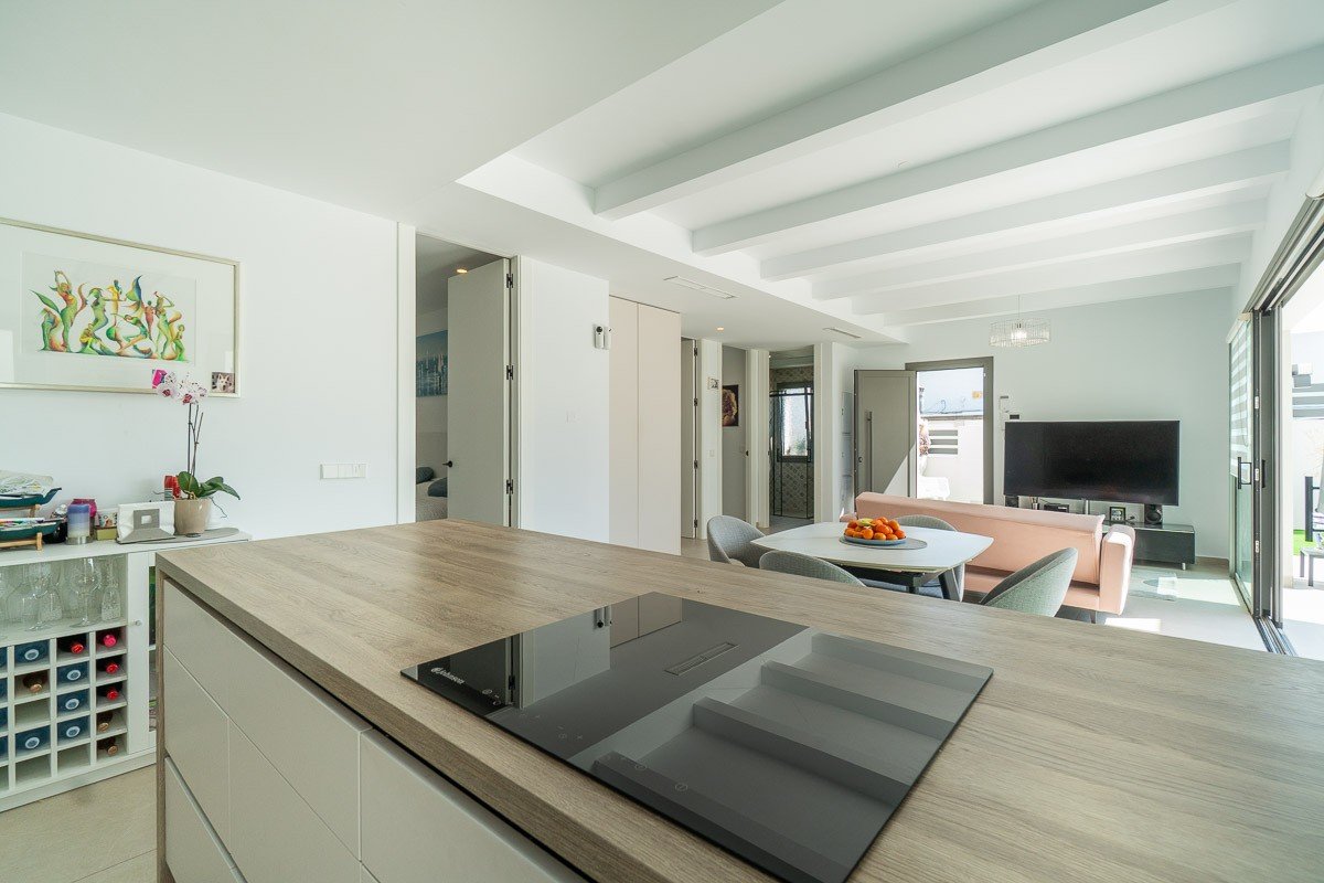 ✨ Modern Single-Storey Villa: Swimming Pool, Sea Views and Close to Zenia Boulevard Discover this delightful contemporary villa, ideally situated in