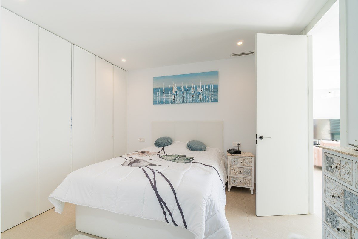 ✨ Modern Single-Storey Villa: Swimming Pool, Sea Views and Close to Zenia Boulevard Discover this delightful contemporary villa, ideally situated in