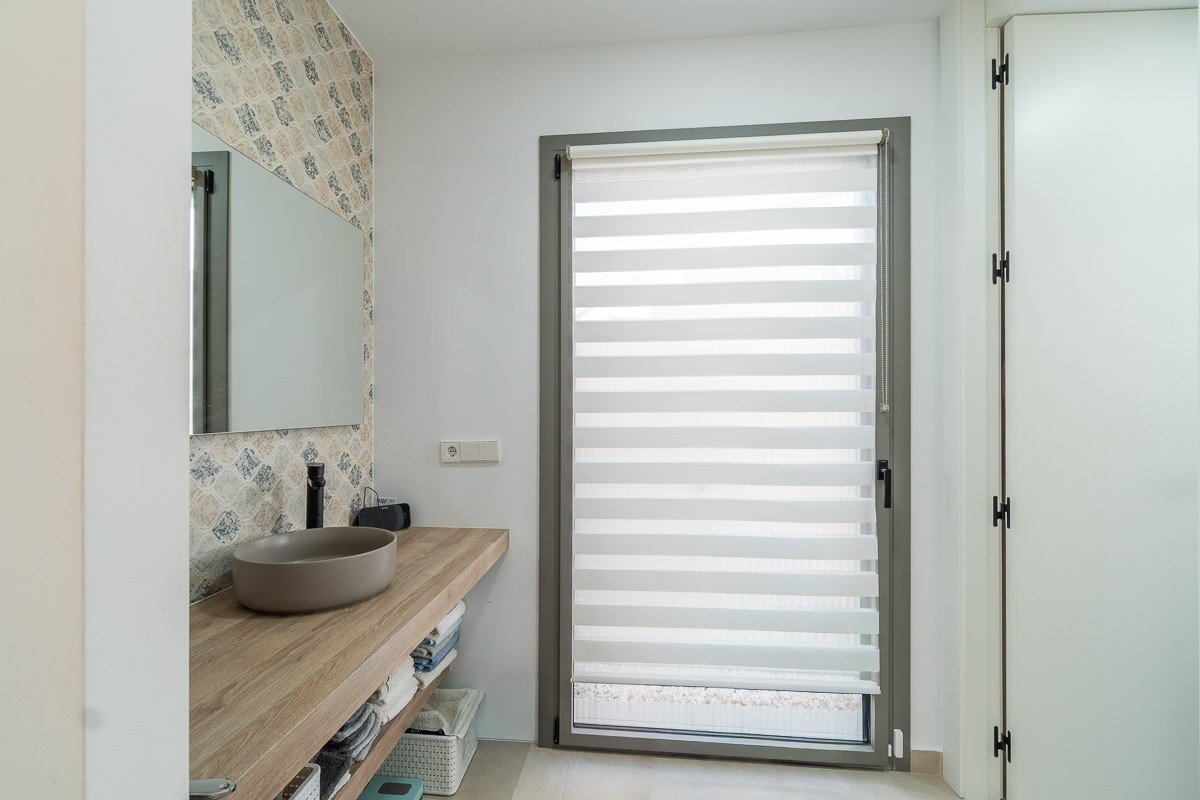 ✨ Modern Single-Storey Villa: Swimming Pool, Sea Views and Close to Zenia Boulevard Discover this delightful contemporary villa, ideally situated in