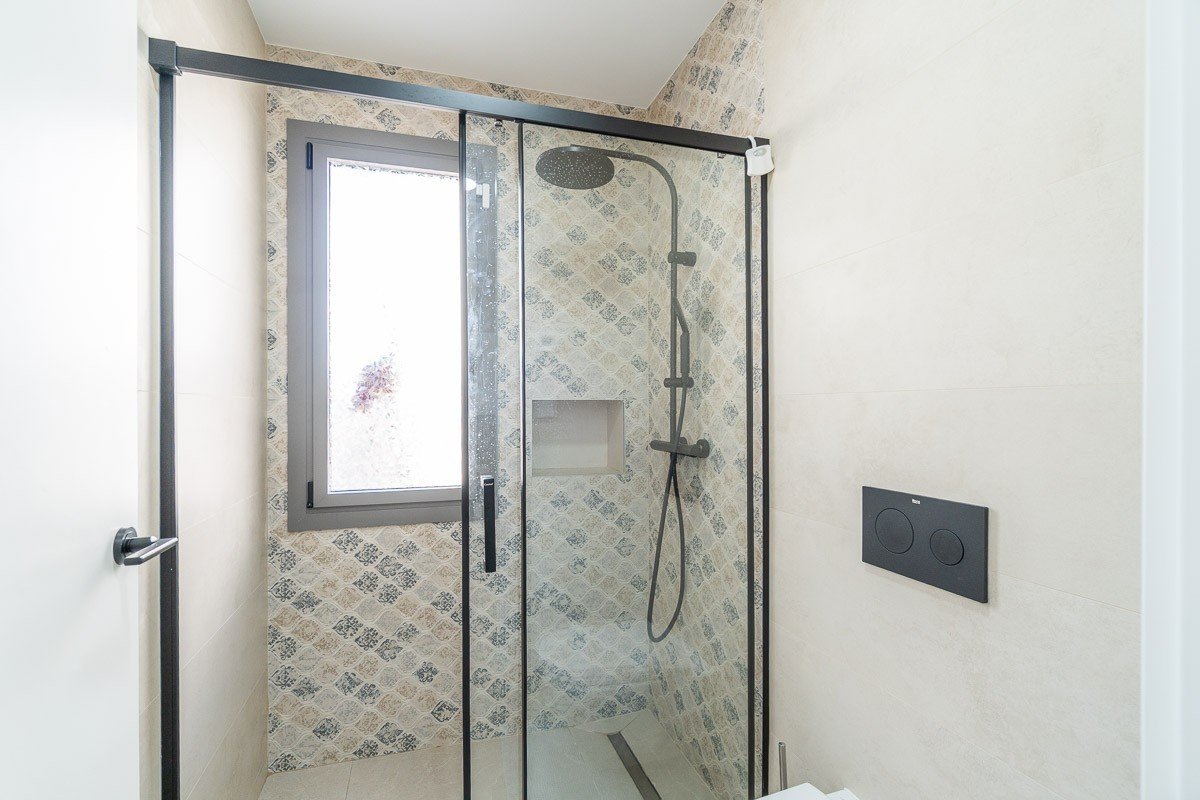 ✨ Modern Single-Storey Villa: Swimming Pool, Sea Views and Close to Zenia Boulevard Discover this delightful contemporary villa, ideally situated in