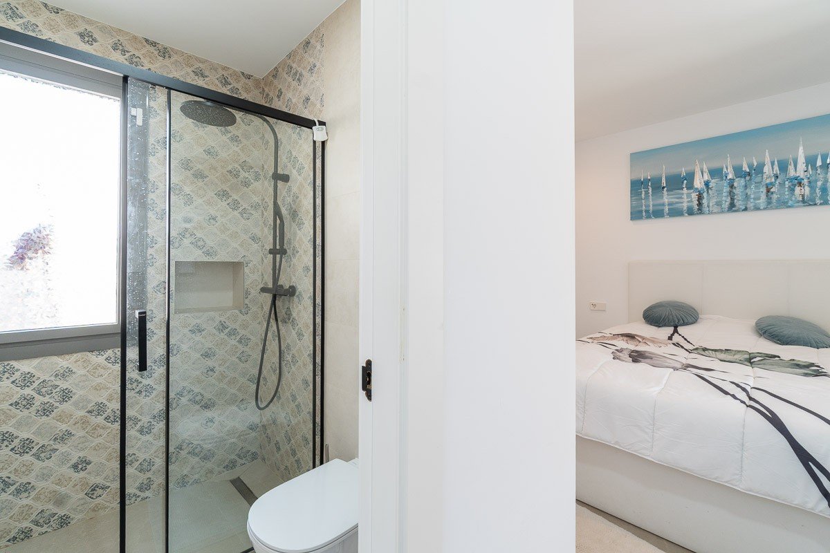 ✨ Modern Single-Storey Villa: Swimming Pool, Sea Views and Close to Zenia Boulevard Discover this delightful contemporary villa, ideally situated in