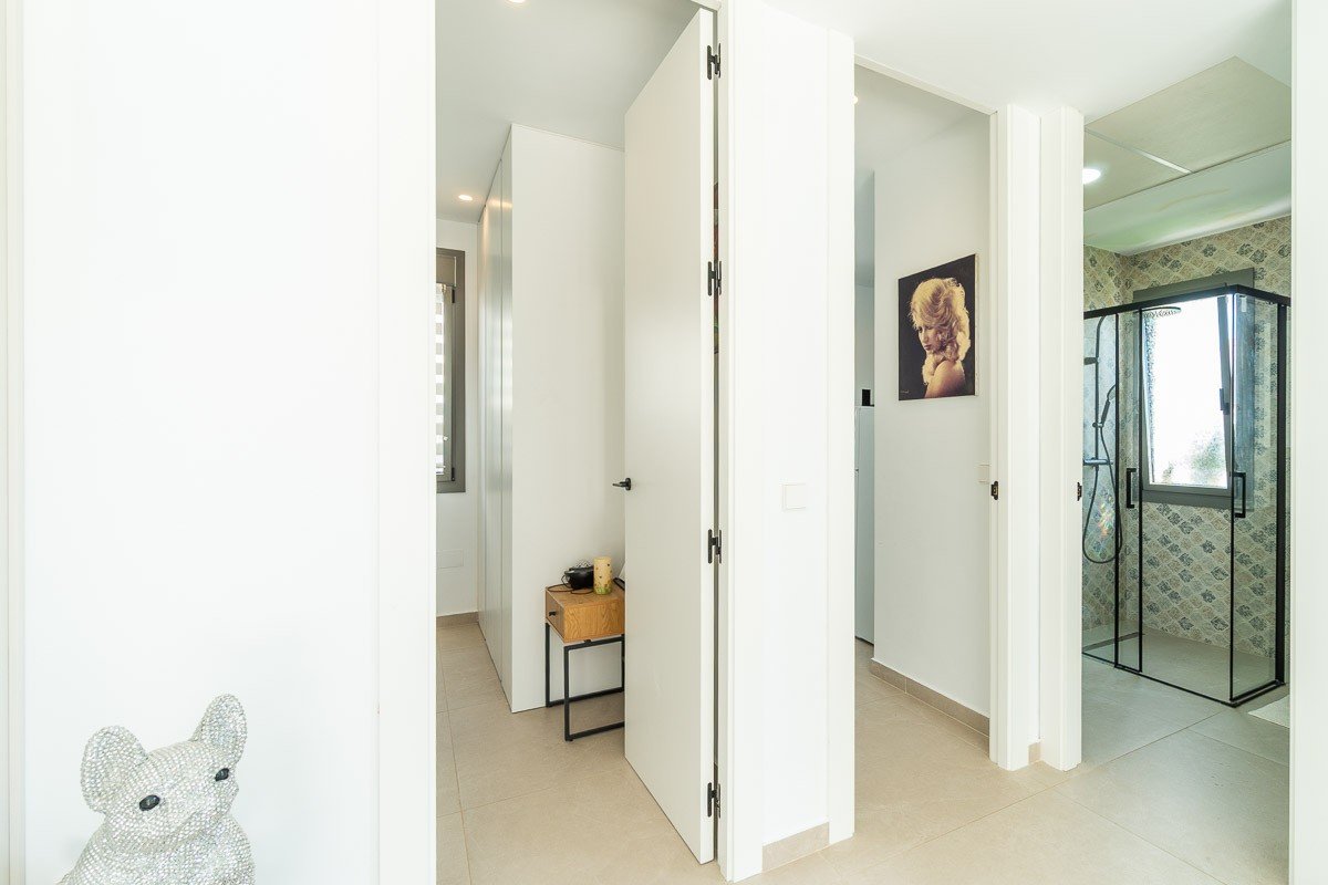 ✨ Modern Single-Storey Villa: Swimming Pool, Sea Views and Close to Zenia Boulevard Discover this delightful contemporary villa, ideally situated in