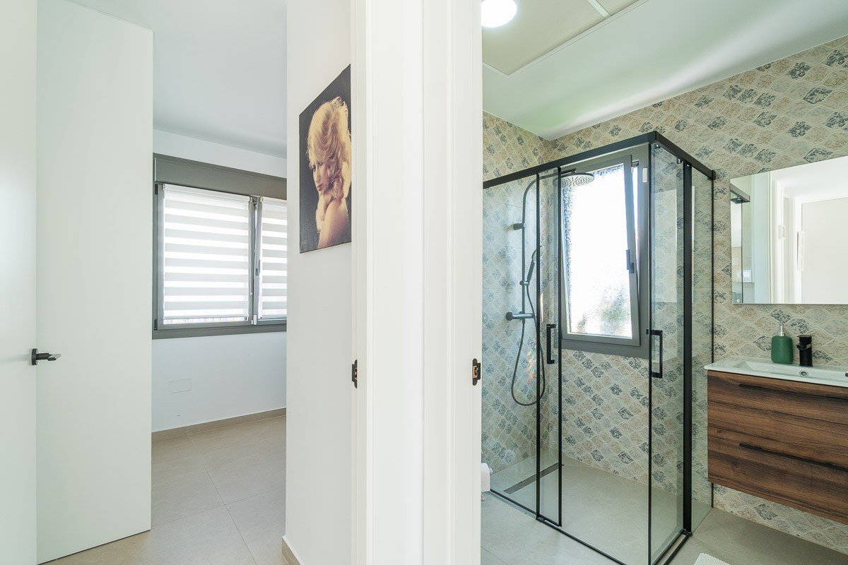 ✨ Modern Single-Storey Villa: Swimming Pool, Sea Views and Close to Zenia Boulevard Discover this delightful contemporary villa, ideally situated in