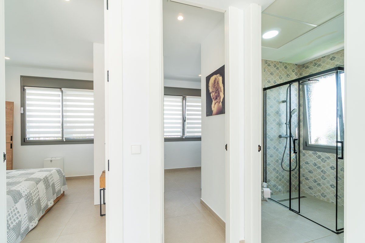 ✨ Modern Single-Storey Villa: Swimming Pool, Sea Views and Close to Zenia Boulevard Discover this delightful contemporary villa, ideally situated in