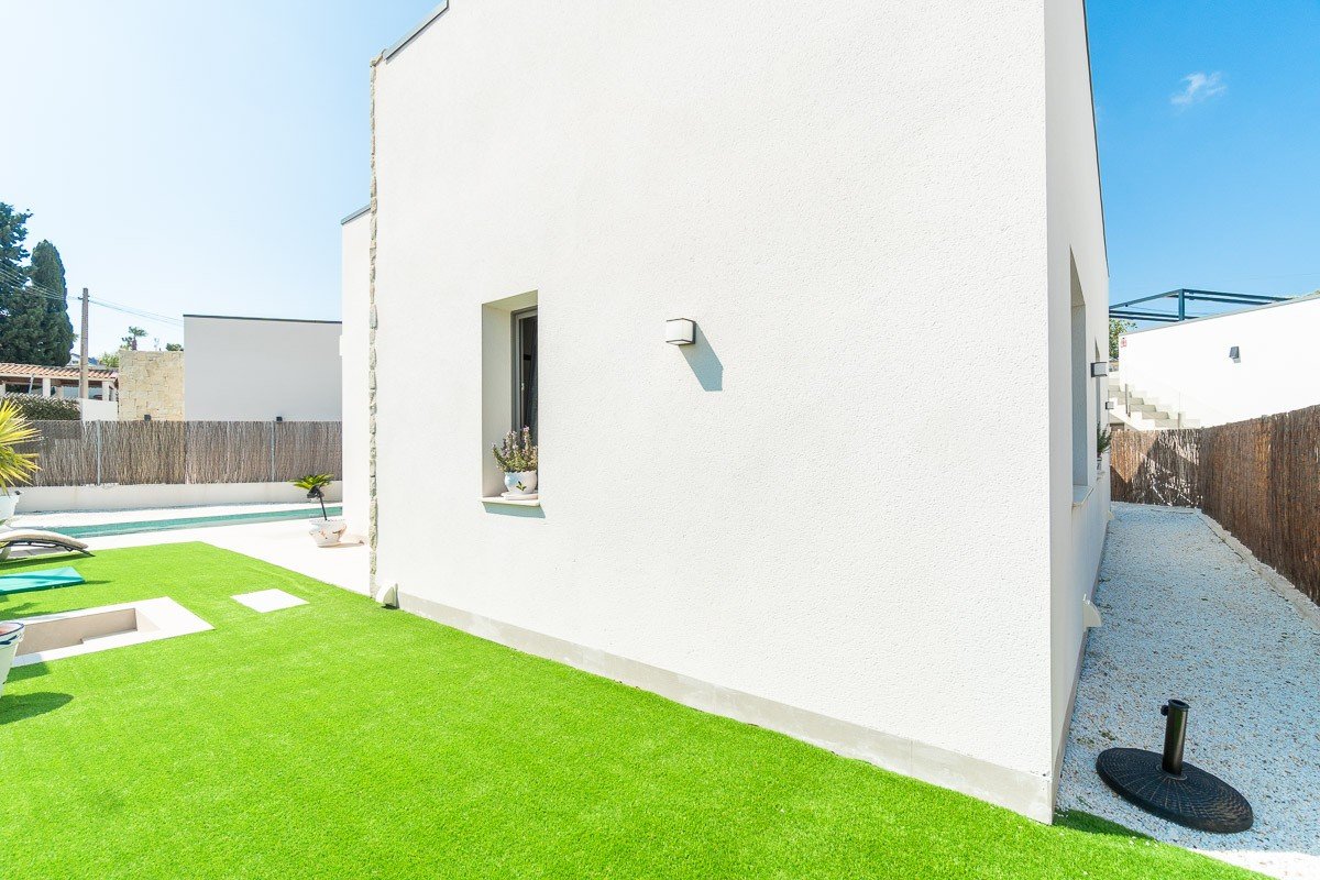✨ Modern Single-Storey Villa: Swimming Pool, Sea Views and Close to Zenia Boulevard Discover this delightful contemporary villa, ideally situated in