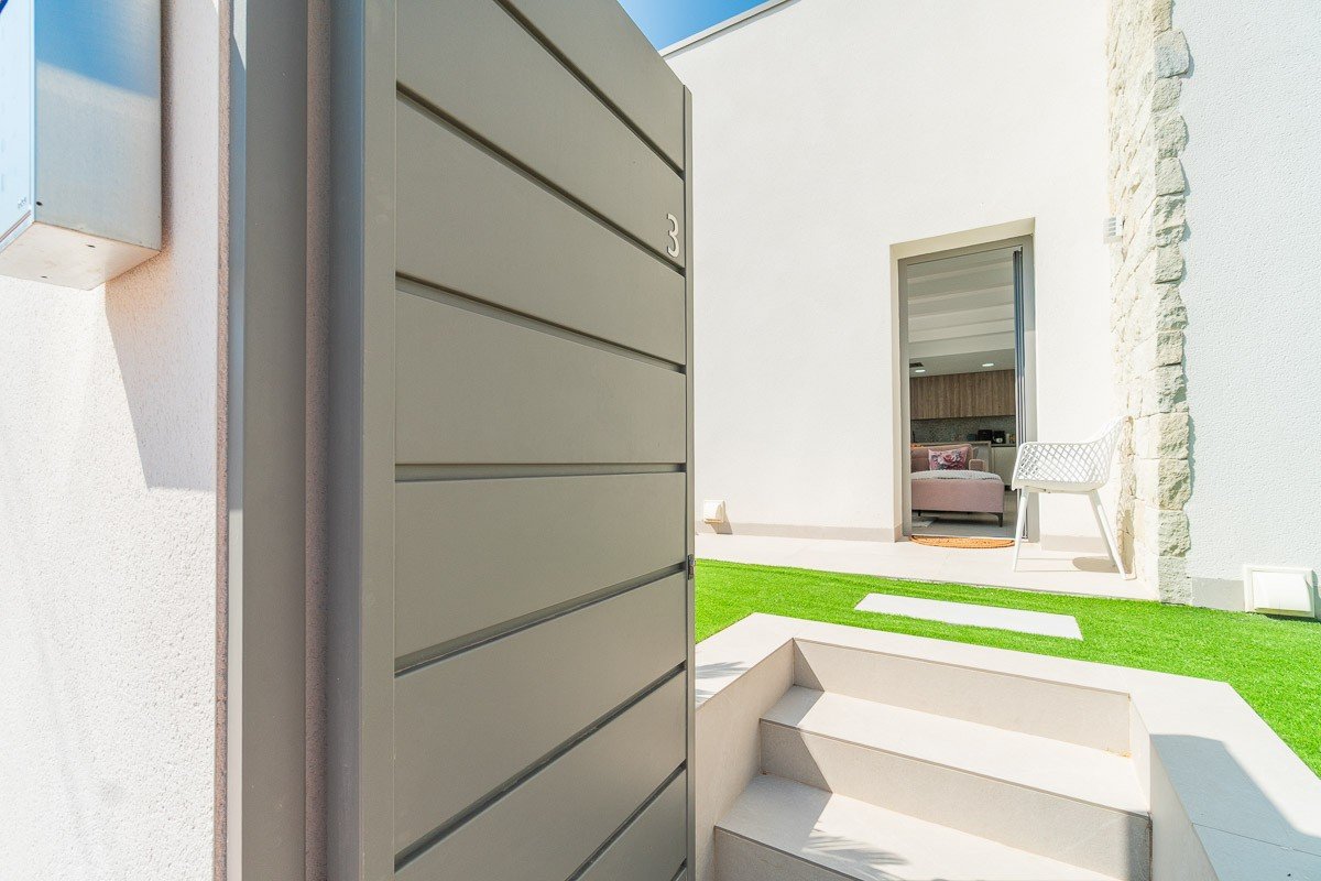 ✨ Modern Single-Storey Villa: Swimming Pool, Sea Views and Close to Zenia Boulevard Discover this delightful contemporary villa, ideally situated in