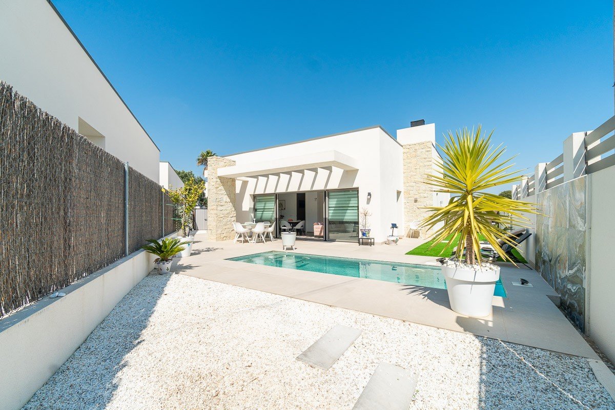 ✨ Modern Single-Storey Villa: Swimming Pool, Sea Views and Close to Zenia Boulevard Discover this delightful contemporary villa, ideally situated in
